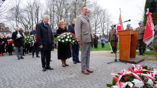 Uroczyste złożenie kwiatów pod pomnikiem podczas obchodów 83. rocznicy Zbrodni Katyńskiej